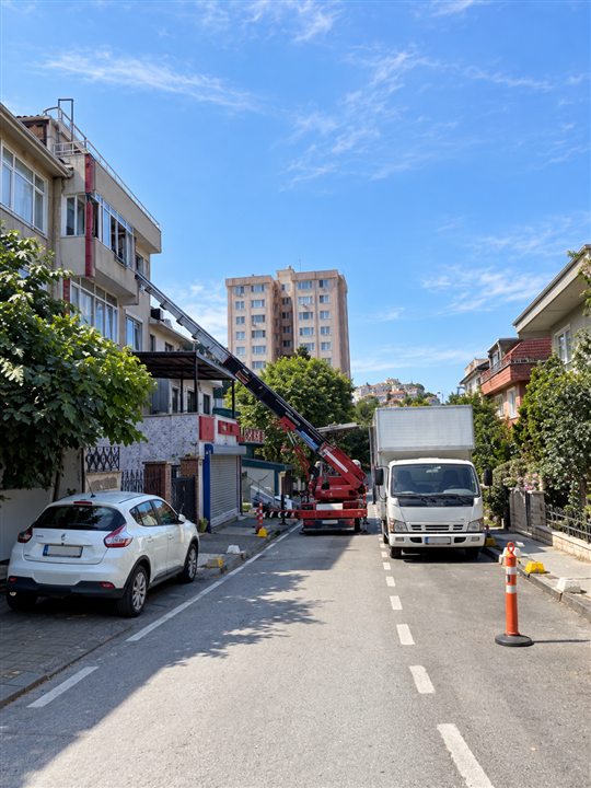 Bina önündeki taşıma aracı ve asansör — yeniden oluşturulmuş görsel
