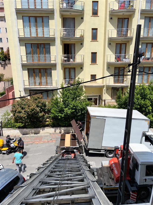 Üst kattan görülen dış cephe taşıma asansörü — yeniden oluşturulmuş görsel