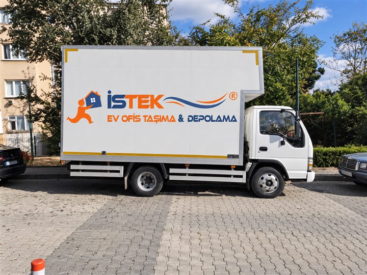 İstek Nakliyat logolu taşıma aracının yan görünümü — yeniden oluşturulmuş görsel