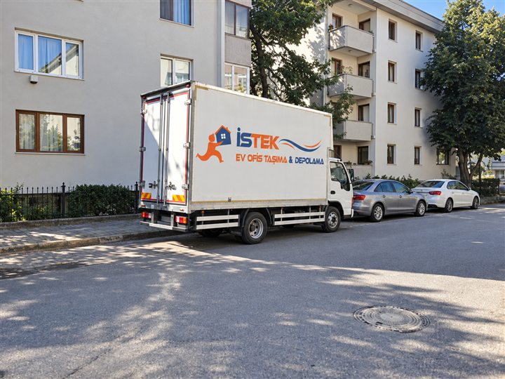 Sokakta İstek Nakliyat taşıma aracı — yeniden oluşturulmuş görsel